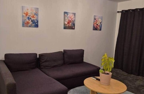 Wellington Apartment | Sunny renovated 2Br: Pool, Parking & Fab Location