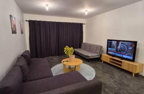 Wellington Apartment | Sunny renovated 2Br: Pool, Parking & Fab Location