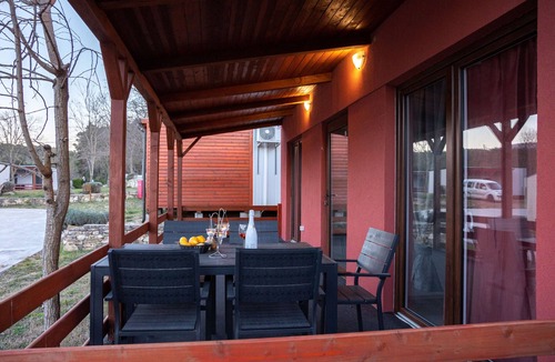 Donji Karin House | Sunny Resort 2-bedroom bungalow with park view