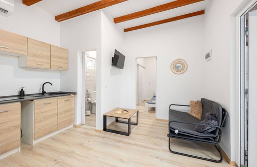 Donji Karin House | Sunny Resort 3-bedroom bungalow with park view