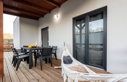 Donji Karin House | Sunny Resort 3-bedroom bungalow with park view