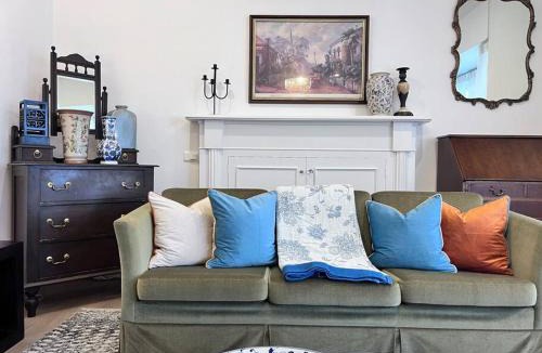 Toorak Gardens Villa | Sunny Retro Home Burnside area