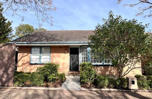 Toorak Gardens Villa | Sunny Retro Home Burnside area