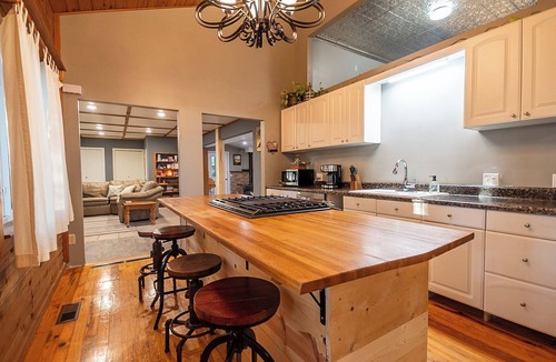 Sylvan Shores Cabin | Sunny Ridge Hideaway Forest Cabin. Eureka Springs-Lake Area of Beaver Lake