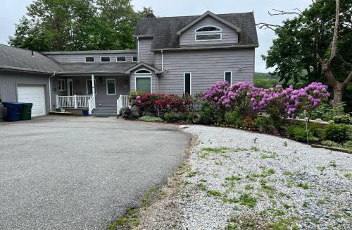 Quaker Hill House | Sunny river view suite