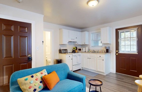 Riverside Apartment | Sunny Riverside Apt Near MIT, Harvard & Red Line