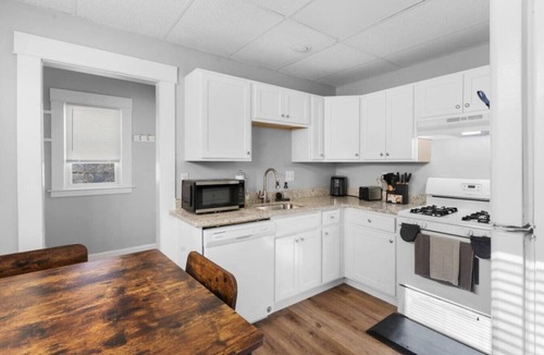 West Rock Apartment | Sunny Room Steps from SCSU