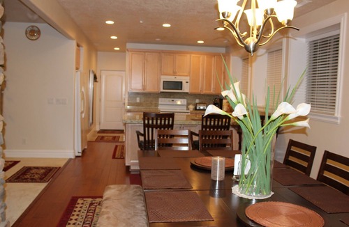 Taylorsville Apartment | Sunny's Garden 4 HomeStay