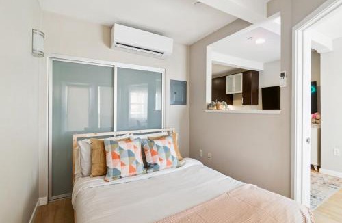 Pico Apartment | Sunny Santa Monica Retreat, Walk to Beach