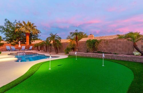 East Mesa House | Sunny Serenity: Mesa Masterpiece