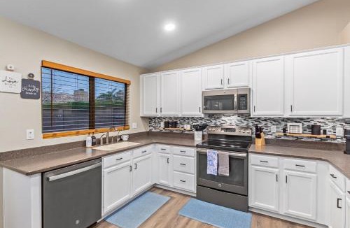 East Mesa House | Sunny Serenity: Mesa Masterpiece
