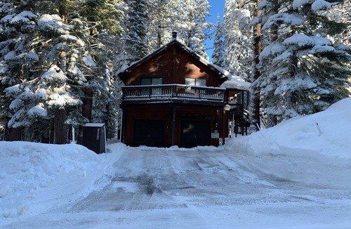 Truckee Cabin | Sunny Sierra Cabin Nestled in the Pines