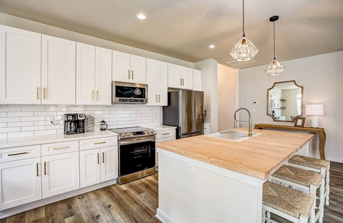 Cottonwood Shores House | Sunny, single-level retreat with a firepit, patio, central AC & washer/dryer