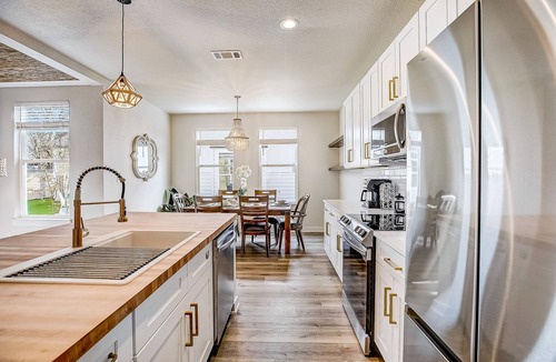 Cottonwood Shores House | Sunny, single-level retreat with a firepit, patio, central AC & washer/dryer