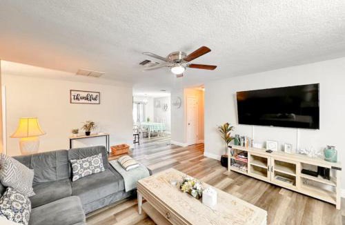 Walsingham House | Sunny Spacious 4BR Comfort Pool