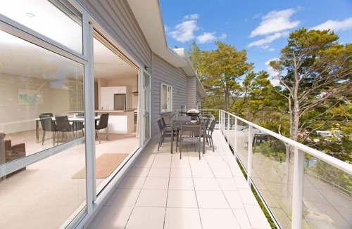 Paihia House | Sunny Spacious Seaview stunner