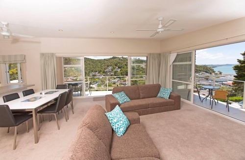 Paihia House | Sunny Spacious Seaview stunner