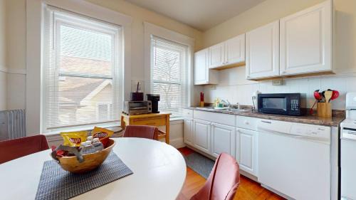 Aspinwall Hill Apartment | Sunny,spacious, sleeps 4, steps to MBTA,Hospitals