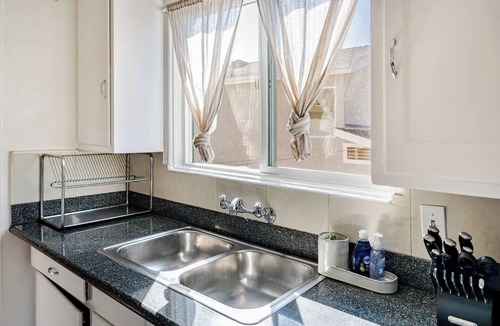 Eagle Rock Apartment | Sunny & Specious 1BR – Central Eagle Rock