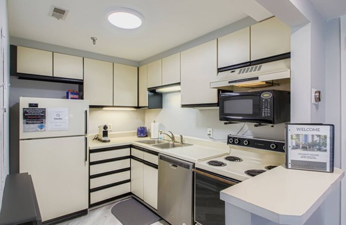 Edgehill Condo | Sunny & Spotless Nashville Condo 30 Days or More