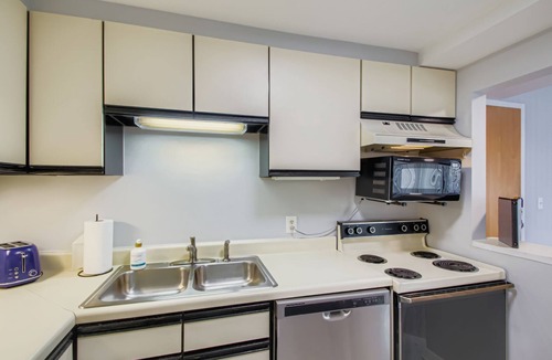 Edgehill Condo | Sunny & Spotless Nashville Condo 30 Days or More
