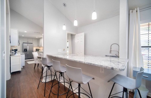 Southside House | ~Sunny Spring Pad Sleeps 12 Spa & Beaches~