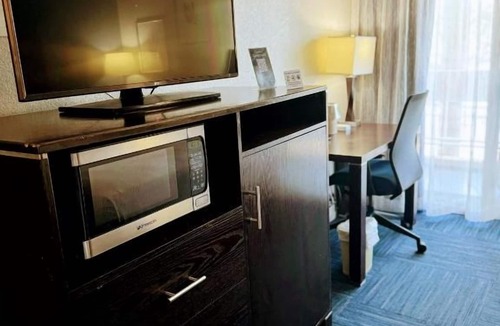 Old Towne Hotel | Sunny Stay Near the Beach – Onsite Swimming Pool | Free Breakfast and Parking