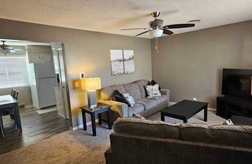 Hebron House | Sunny Stay on Memorial