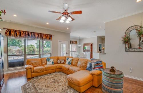 Stephenville House | Sunny Stephenville Home w/Pool: 4 Mi to Downtown