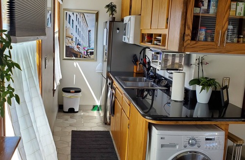 Everett Apartment | "Sunny Studio Retreat, Steps from Downtown"