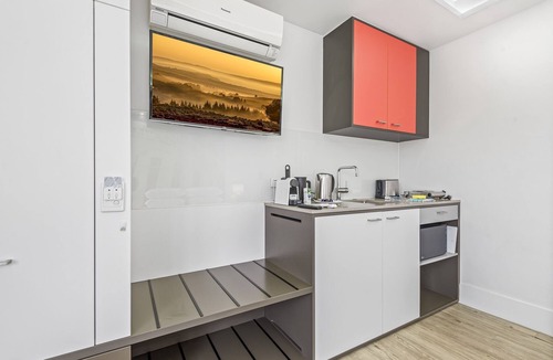 St Kilda Apartment | Sunny Studio Steps from St Kilda Beach