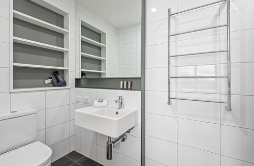 St Kilda Apartment | Sunny Studio Steps from St Kilda Beach