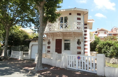 Arcachon Apartment | Sunny Studio with Balcony in Prestigious Arcachon District, Steps from Beach