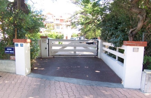 Arcachon Apartment | Sunny Studio with Balcony in Prestigious Arcachon District, Steps from Beach