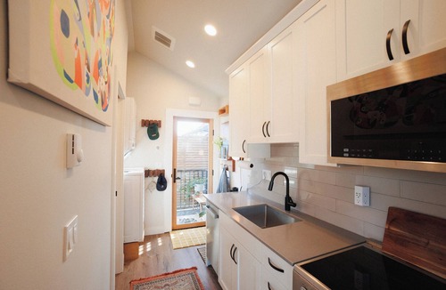 Cornwall Park Apartment | Sunny & Stylish Tiny Home Hideaway