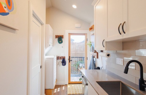 Cornwall Park Apartment | Sunny & Stylish Tiny Home Hideaway