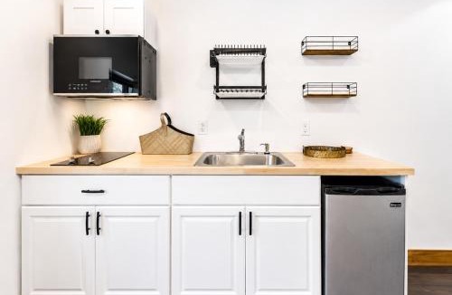 Chester House | Sunny Suite Near PHL, Crozer & Widener GSS H4