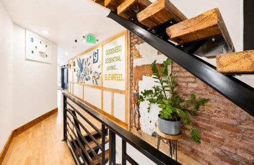 Chester House | Sunny Suite Near PHL, Crozer & Widener GSS H4