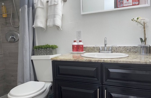 Coral Heights Apartment | Sunny Sweet Studio for 2 guests With free Parking/Wifi, close to the Beach!