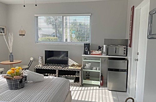 Coral Heights Apartment | Sunny Sweet Studio for 2 guests With free Parking/Wifi, close to the Beach!