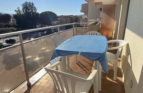 Le Port Apartment | Sunny T2 with AC and parking near Canet Beach