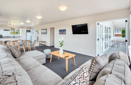 Pakuranga Heights House | Sunny Three Bedroom Delight Upper Level