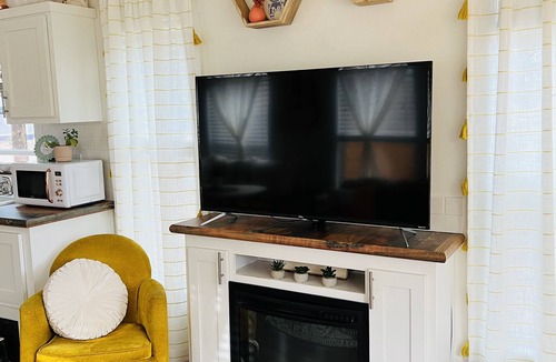 Woodland Park House | Sunny Treetop Tiny Home! Beautiful Pikes Peak View!