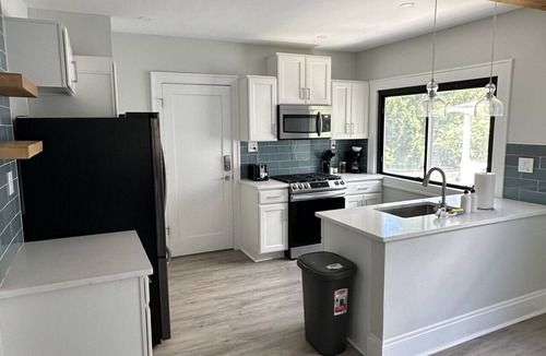Cleveland Apartment | Sunny & Vibrant Two BDR