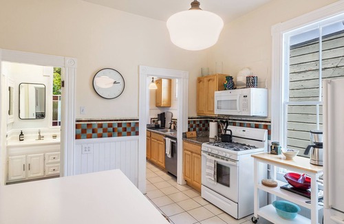 Noe Valley House | Sunny Victorian Home - Stylish, Comfy, Convenient