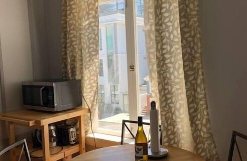 Germantown Condo | Sunny Victorian Studio in Pacific Heights