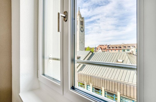 Hottingen Apartment | Sunny Weinegg 2.5 Room w/Storage, 10 mins to Seefeld, by Blueground