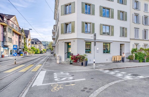 Hottingen Apartment | Sunny Weinegg 2.5 Room w/Storage, 10 mins to Seefeld, by Blueground