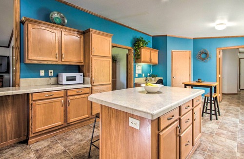 Wisconsin Dells Apartment | Sunny Wisconsin Dells Apartment w/Deck & Fire Pit