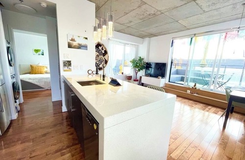 De Lorimier Condo | Sunny & Zen Penthouse, Plateau Mt-Royal, indoor parking, elevators